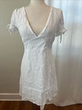 Olivaceous White V-Neck Summer Dress. Size M. NWT